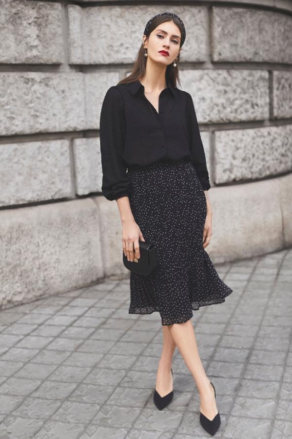 Falda plisada estampada (15,99 euros), diadema de lunares (3,99 euros) y pendientes de perlas (2,99 euros).