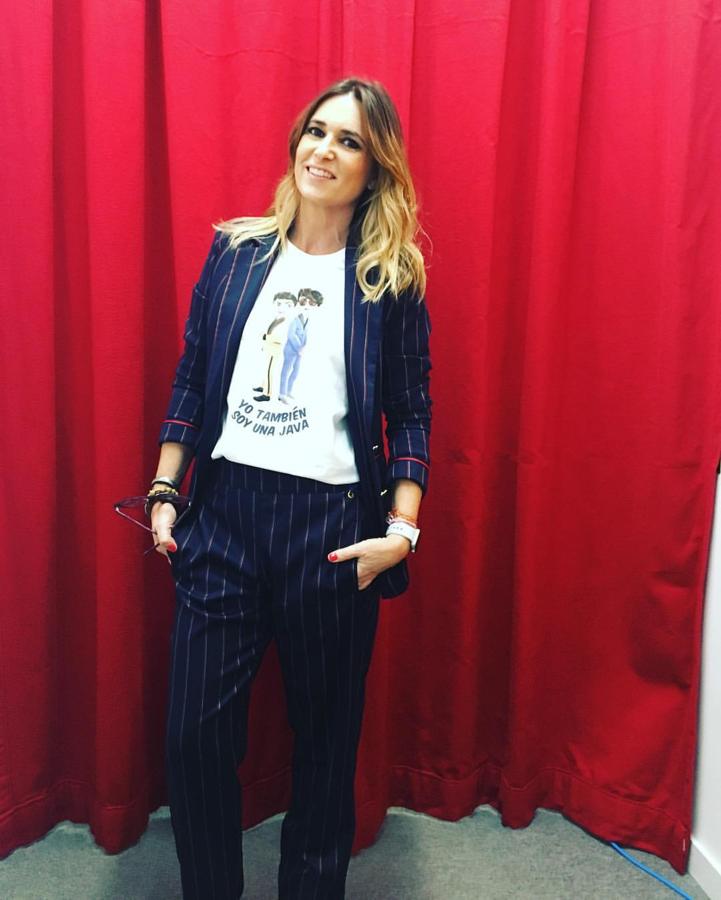 Suele llevar debajo de las chaquetas camisas o camisetas minimalistas en colores blancos o negras o, como mucho, con algún mensaje en el frontal - como esta tan divertida de Los Javis. Sin duda es la técnica clave para relajar un estilismo atrevido.