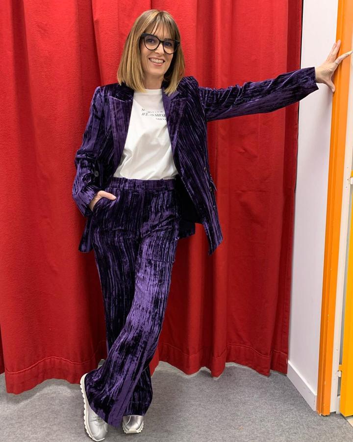 Noemí no duda en lanzar claros mensajes con sus looks. En la última gala de OT, celebrada el 8 de marzo y dedicada a la mujer, nos sorprendió con este look feminista con un traje morado de terciopelo y una camiseta con un mensaje que decía: "Si una brilla, brillamos todas".