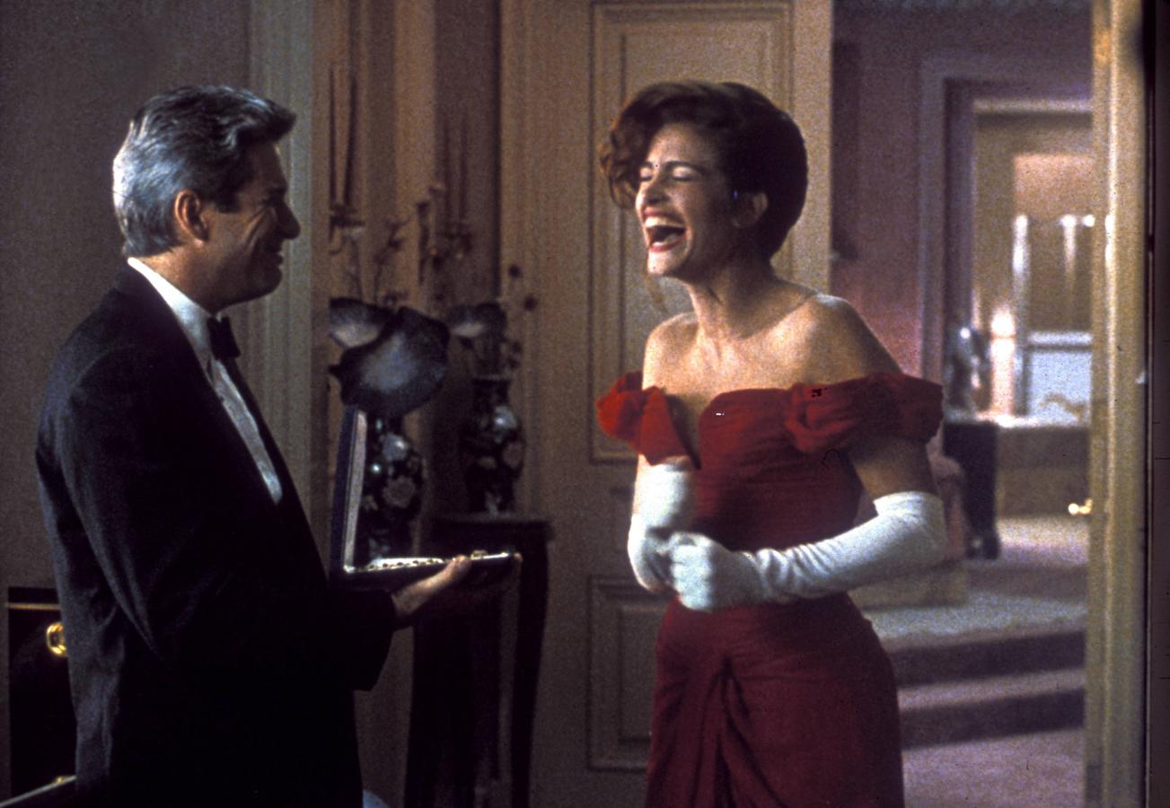 El vestido que rojo que lleva Vivian en la ópera debía ser en un principio negro. Sin embargo, la diseñadora de vestuario Marylin Vance no estaba de acuerdo y preparó varios modelos de diferentes colores para que se los probara. Finalmente, logró convencer al director de que vistiera de rojo.