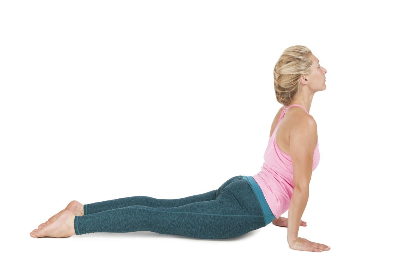 Otro clásico del yoga que podemos practicar en las clases de stretching es la cobra. Gracias a este ejercicio tus hombros se liberarán de tensión al tiempo que conseguirás activar los músculos de la espalda y los abdominales. Acuéstate boca abajo en una colchoneta, con los pies juntos y las manos colocadas a la altura del pecho. Después, levanta la parte superior de su cuerpo hacia arriba estirando los brazos e inclinando la cabeza hacia atrás. Como en las anteriores, mantén la postura 20-30 segundos.