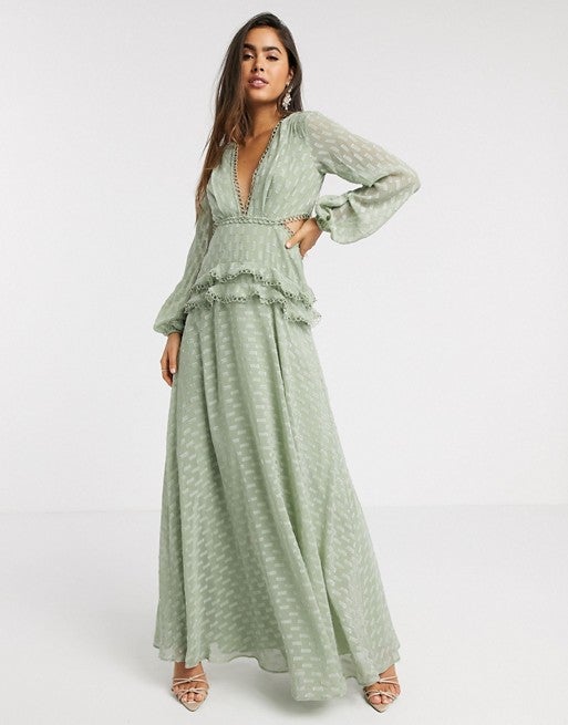 El estilo boho es un imprescinbible de la primavera, por eso no podía faltar este  vestido de invitada en color sage  con detalles de encaje y diseño de jacquard a capas. (83,99 euros).