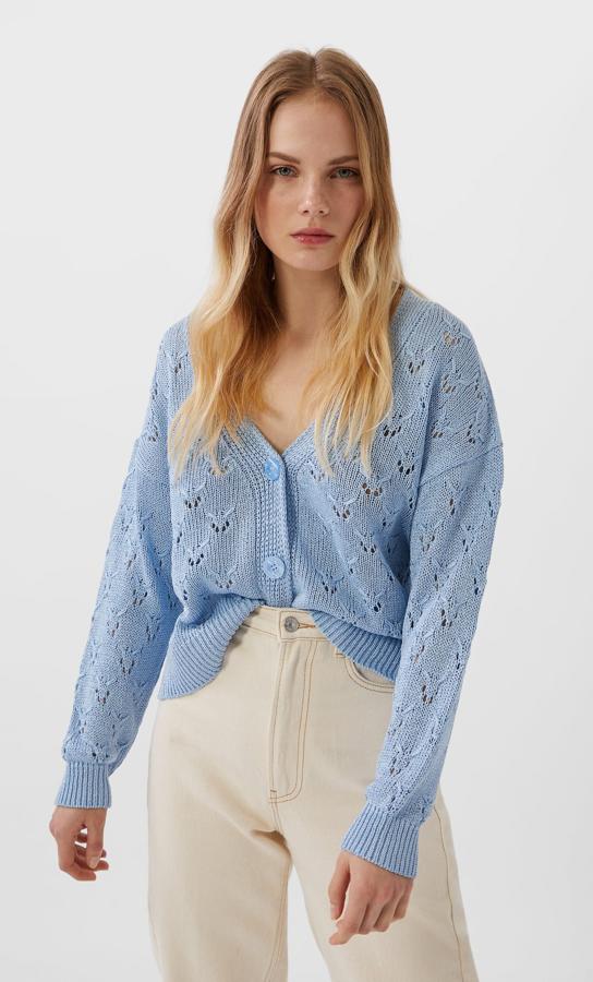 Con diseño calado en azul celeste y dos botones a tono, este cárdigan de Stradivairus cuesta 25,99 euros y está disponible en las tallas XS, S y M.