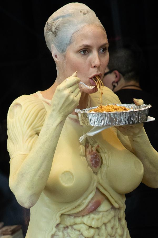 Una irreconocible Heidi Klum, disfrazada para Halloween se toma un buen plato de pasta con salsa de tomate.