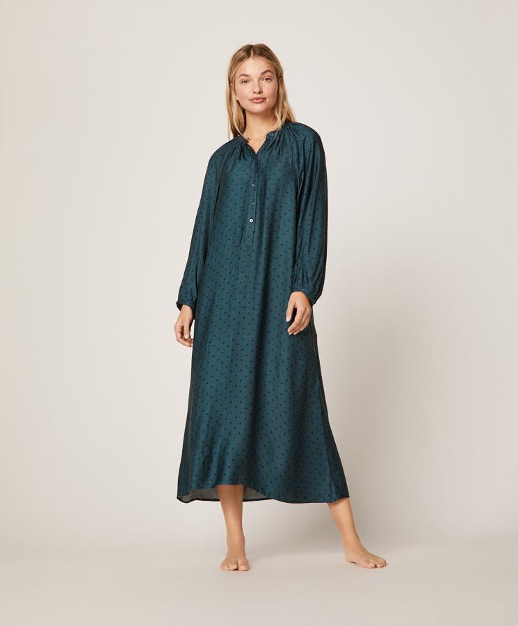 Entre los camisones de Oysho que parecen vestidos para lucir en la calle está este en color verdeazulado con lunares. Tiene el cuello cerrado, está disponible en las tallas S, M y L y rebajado, ha pasado de 29,99 euros a 20,99.