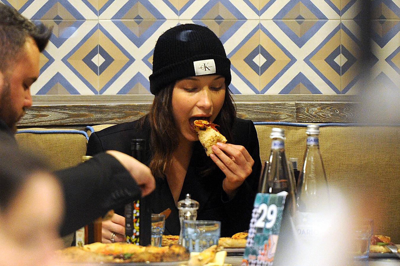 A la modelo le chiflan las pizzas y en general cualquier tipo de fast food. Son muchas las veces que ha sido "pillada" pegándose un festín con amigos.