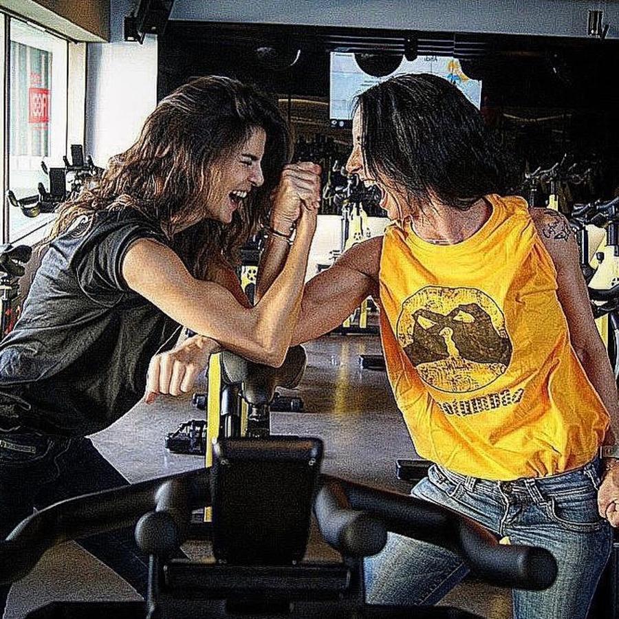 Clara Lago ha manifestado en más de una ocasión que le gusta cuidarse durante todo el año. Y es que para ella no solo es una cuestión de estética, para la actriz el deporte ya es un estilo de vida. Le encanta el pilates, salir a correr y la tonificación, pero una de las prácticas que más disfruta es el spinning. Incluso ha sido monitora de esta disciplina, por una causa benéfica.