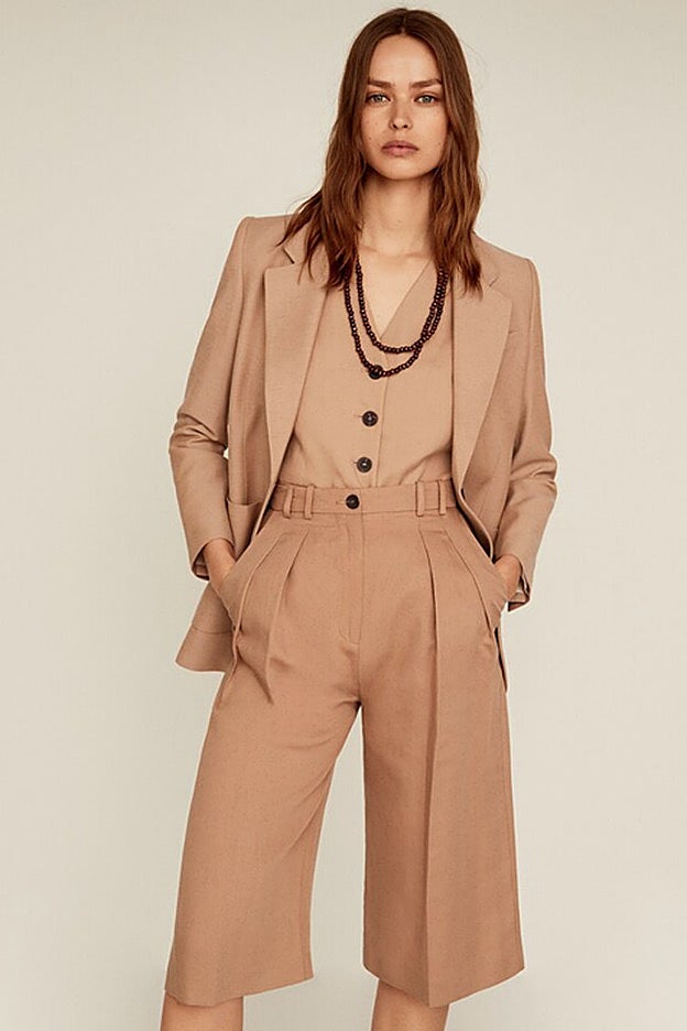 La versión femenina del terno clásico, en lino y con bermudas, es de Mango.