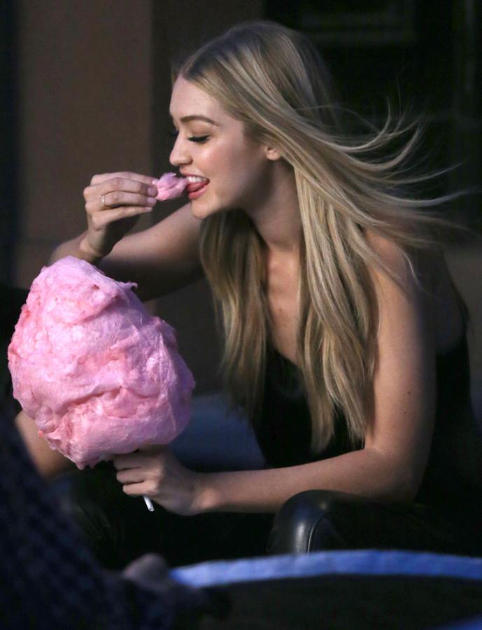 En cambio, la otra hermana es más golosa y lo que le van son los dulces, en especial las nubes de algodón, que se toma con fruición y sin importarle las cámaras.