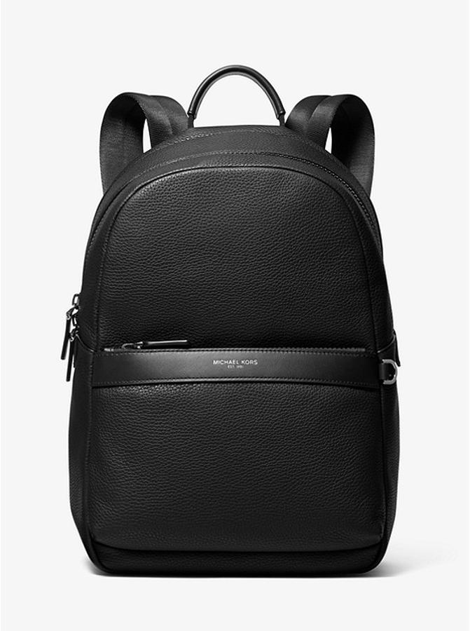 La mochila greyson de piel de Michael Kors nos ofrecerá muchísimo espacio y un diseño sencillo en negro. Un básico que seguro que nos encaja todas las veces que queramos llevar el portátil (399€).