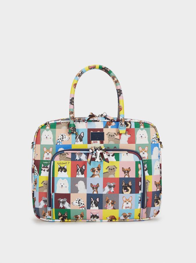 No podemos resistirnos a este maletín tan pop. Si sueles utilizar el ordenador para llevarlo a momentos más desenfadados, ¿por qué no atreverte con este con perros de diferentes razas estampados en él? ¡Y tiene hasta huesos en las cremalleras! (32,99€)