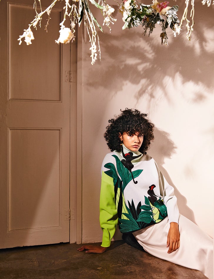 Jersey de Valentino, vestido de On Atlas y pendientes de BPCR.