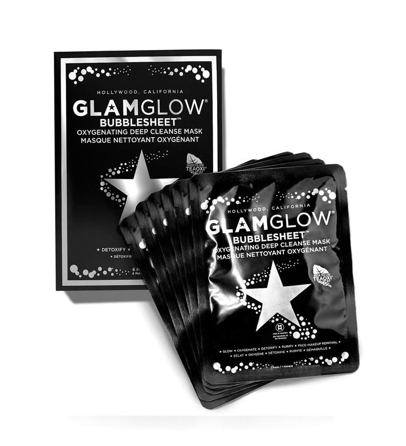 Con una infusión de carbón vegetal y té verde teaoxi, la máscara de lámina de bambú se activa en la aplicación; se oxigena y crea una sensación de burbujeo en 3D para limpiar y vigorizar la piel en profundidad. Eliminando eficazmente el maquillaje y las impurezas, la máscara de desintoxicación semanal te deja la tez brillante y purificada en solo tres minutos.  Bubblesheet Mask de Glamglow  (47,45 €/ 6u; 8,95 €/u).