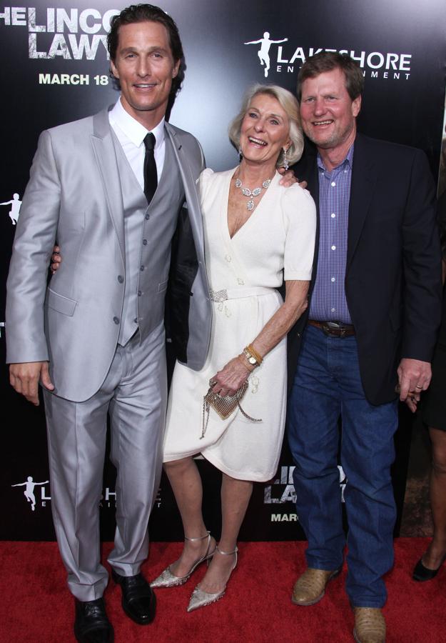 Pocos sabían que Matthew no es el hermano con más éxito de los McConaughey. Al menos en el terreno económico. El actor tiene un hermano mayor, y aunque alcanzó fama con un reality en la televisión americana, lo cierto es que es un multimillonario hombre de negocios tejano que ha hecho su fortuna con el petróleo. Eso sí, parece que no es un hombre de gustos caros y asegura que no le da importancia al dinero. En alguna presentación, le hemos visto compartir alfombra con su famoso hermano y su madre, Kay.