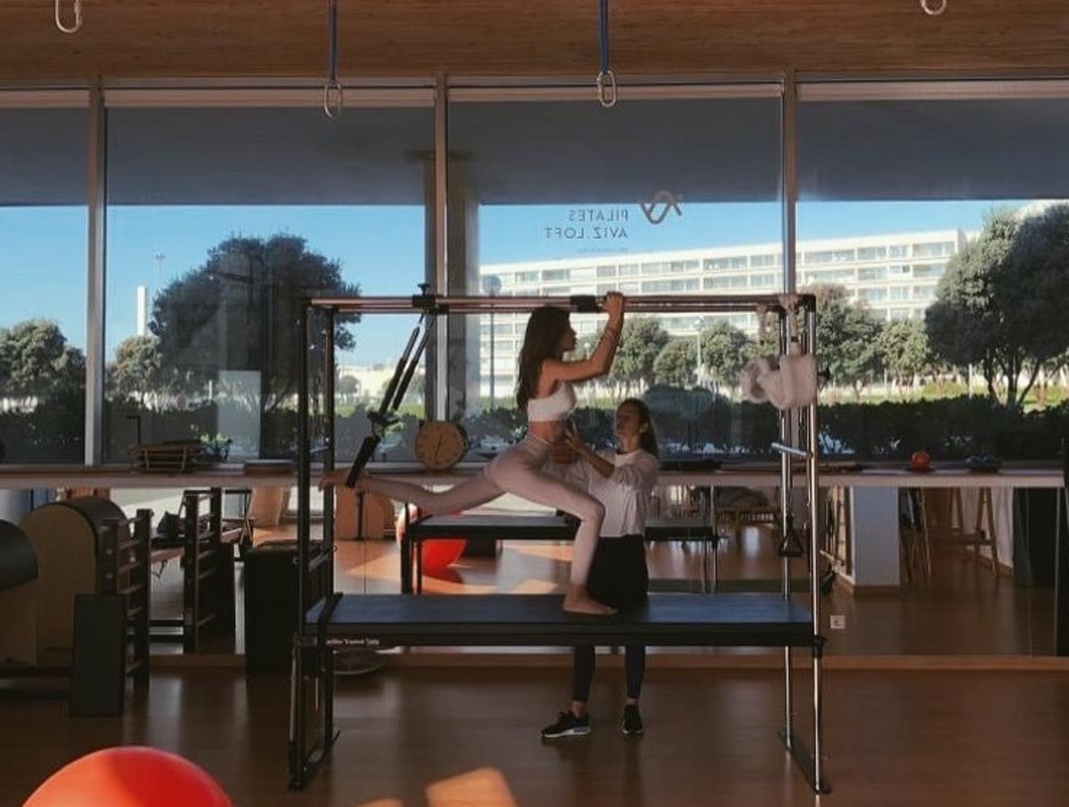 Aunque nunca se ha mostrado muy amiga de las pesas y los ejercicios de cardio, sí hemos podido comprobar que el pilates es el gran aliado de Sara Carbonero. El año pasado, y por cuestiones médicas, la presentadora tuvo que abandonar temporalmente su práctica, pero hace unos meses Sara compartió con sus seguidores su vuelta a la rutina deportiva.