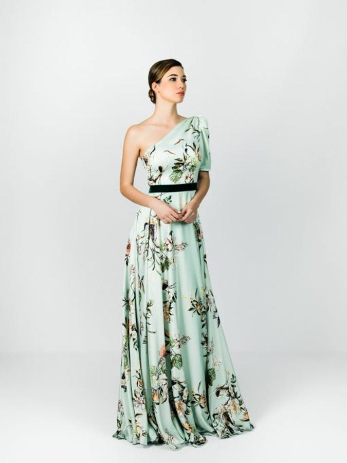 Vestido largo de crepé satén estampado de flores y escote asimétrico (350 euros).