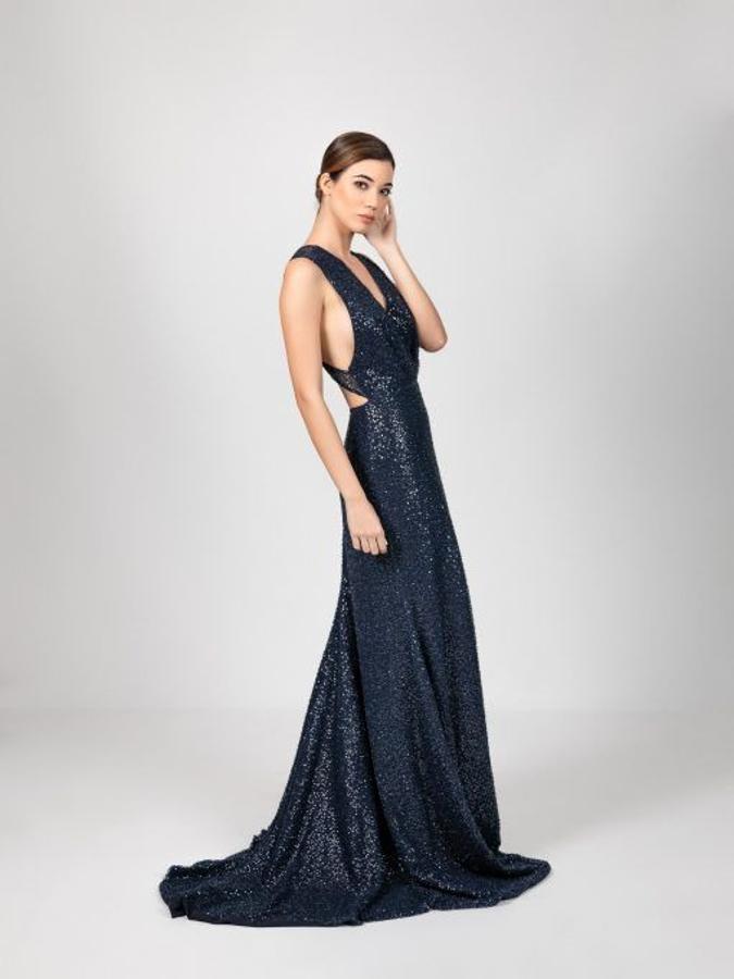 Vestido de corte sirena con cola, confeccionado en tul de cristales y pedrería y espalda cruzada (550 euros).