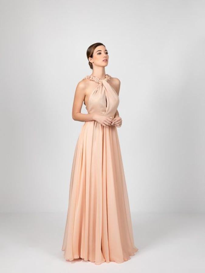 Vestido largo de gasa en color nude con detalles con flores desde el cuello a la espalda formando tirantes (370 euros).