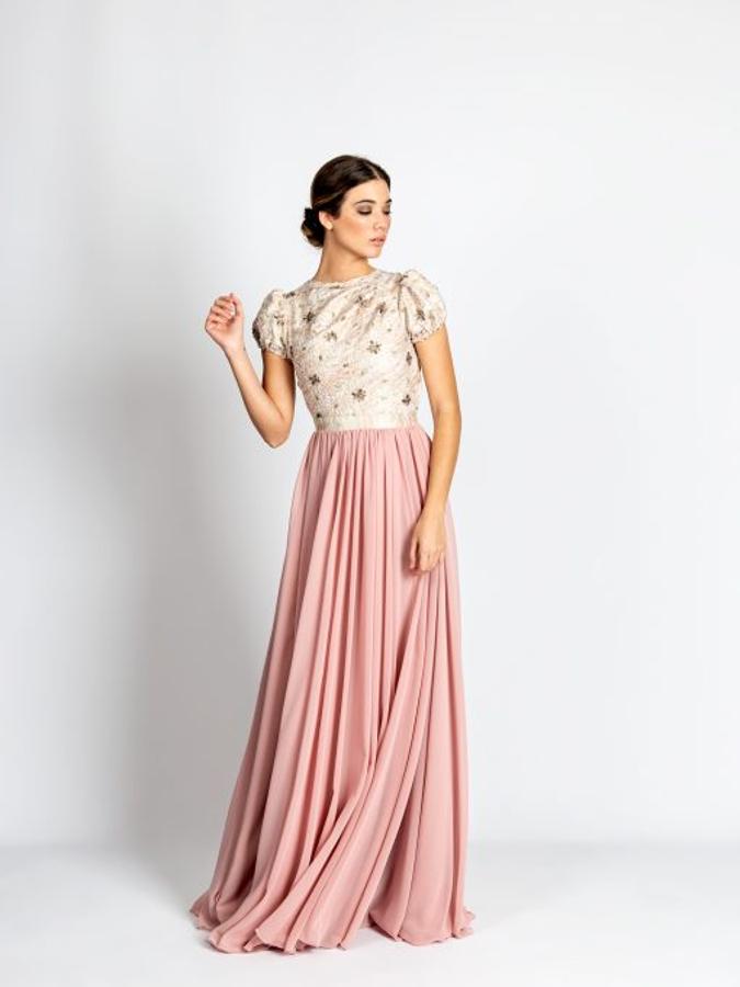 Vestido largo con falda de gasa rosa y cuerpo cerrado de seda salvaje con mangas de farol (400 euros).