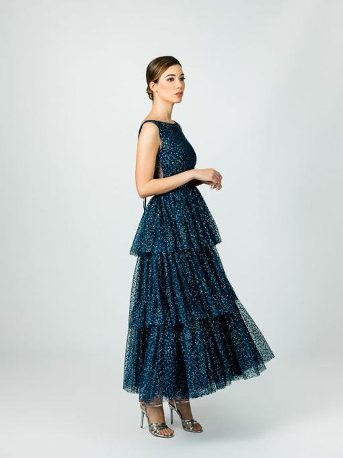 Vestido midi con volantes de tul fantasía azul noche (450 euros).