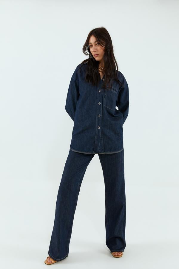 El denim es una de las tendencias de la primavera y Sfera no podía dejar pasar la oportunidad de lanzar una preciosa camisa oversized con detalle de bolsillo en el pecho y costuras vistas. Cuesta 35,99 euros y está disponible en las tallas XS y S.