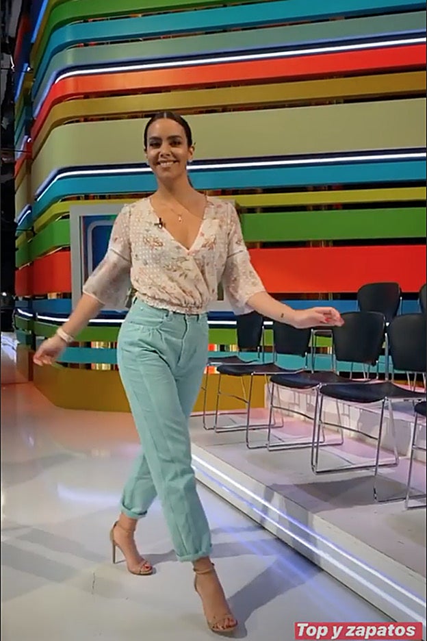 Los pantalones que lleva Cristina Pedroche son de Sandro París, pero están agotados.