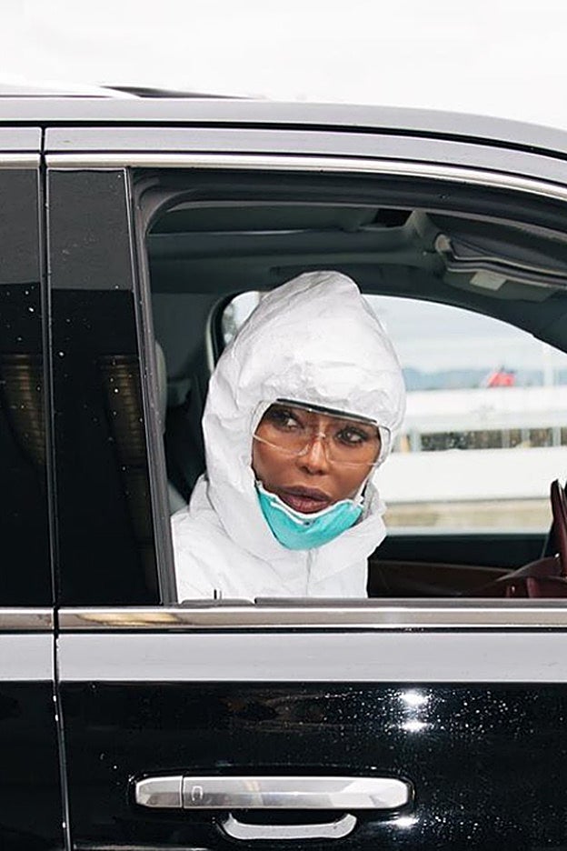 Naomi Campbell a su llegada al aeropuerto de Los Ángeles, con su traje anti contagios.