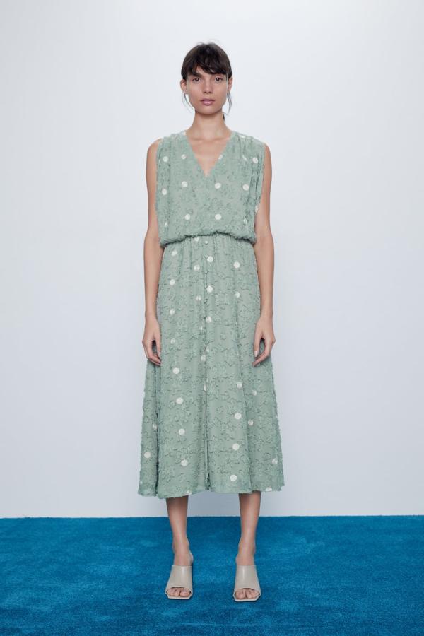 Con diseño midi, escote de pico y manga sisa amplia, este vestido de cintura elástica es de Zara y cuesta 49,95 euros. Con detalle de tejido combinado a contraste en crudo, el vestido tiene forro interior y cierre frontal con botones forrados a tono. Está disponible entre las tallas XS y XL.