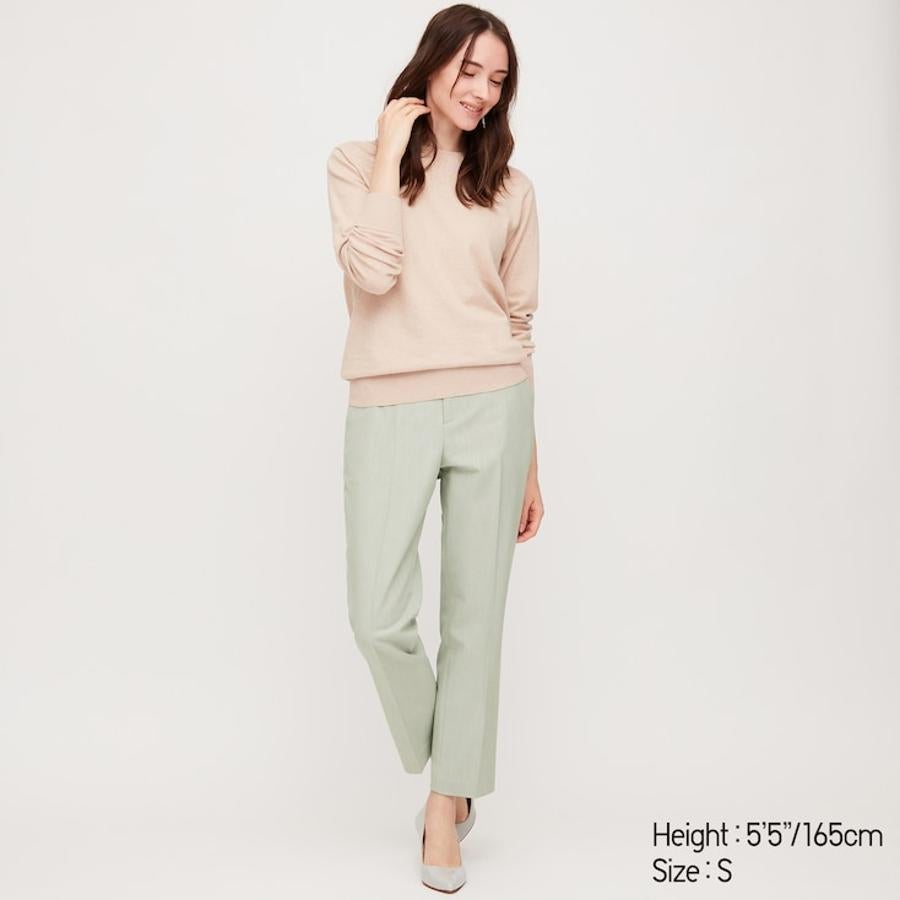 El verde menta también ha llegado a las pantalones, solo hay que buscarlos. En Uniqlo hemos encontrado estos con bajo tobillero y tejido elástico. Cuestan 29,90 euros y están disponibles entre las tallas XXS y XXL.