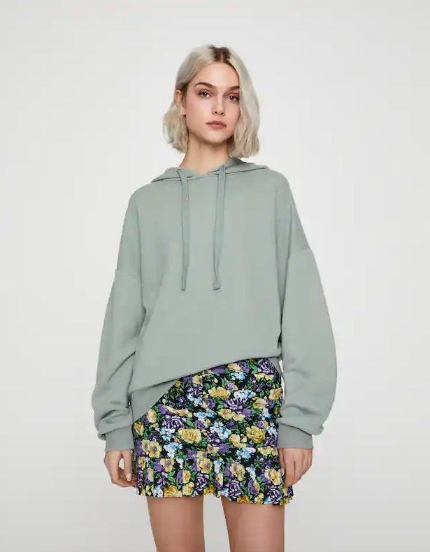 En Pull & Bear hemos encontrado esta sudadera básica con capucha ajustable y bolsillo delantero tipo canguro ideal para tus looks más casual. Cuesta 12,99 euros y se está agotando en la talla XL.