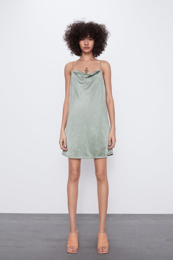 Corto, con escote fluido y tirantes, este vestido satinado de Zara cuesta 15,95 euros y está disponible entre las tallas S y L.