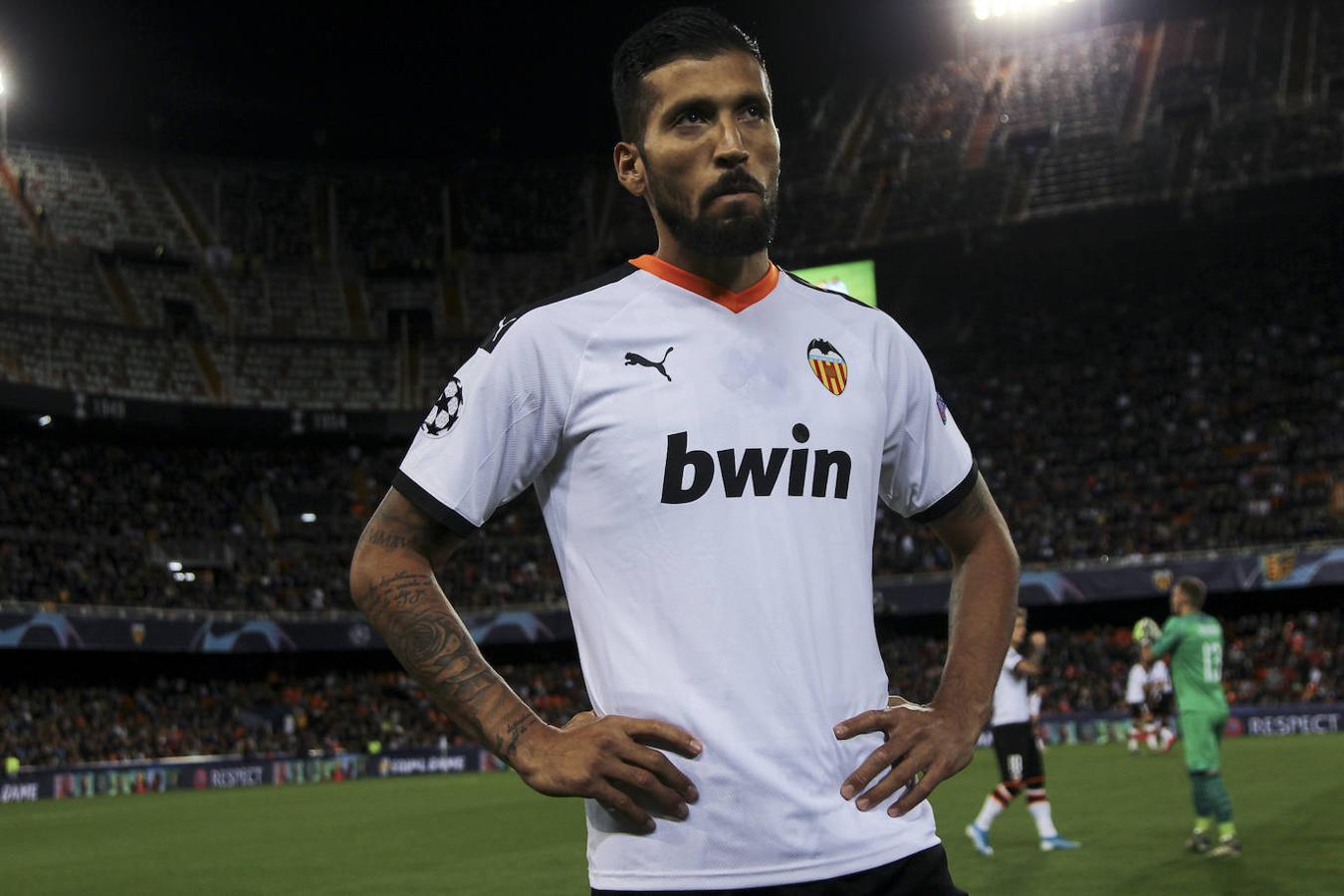 El futbolista del Valencia y marido de Tamara Gorro, Ezequiel Garay, positivo por coronavirus.