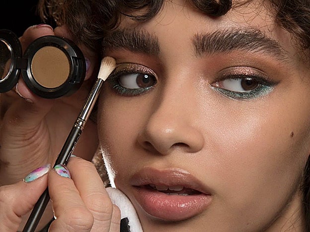 Maquillarse a fondo puede evitar que nos toquemos la cara, ela zona del cuerpo más expuesta al coronavirus.