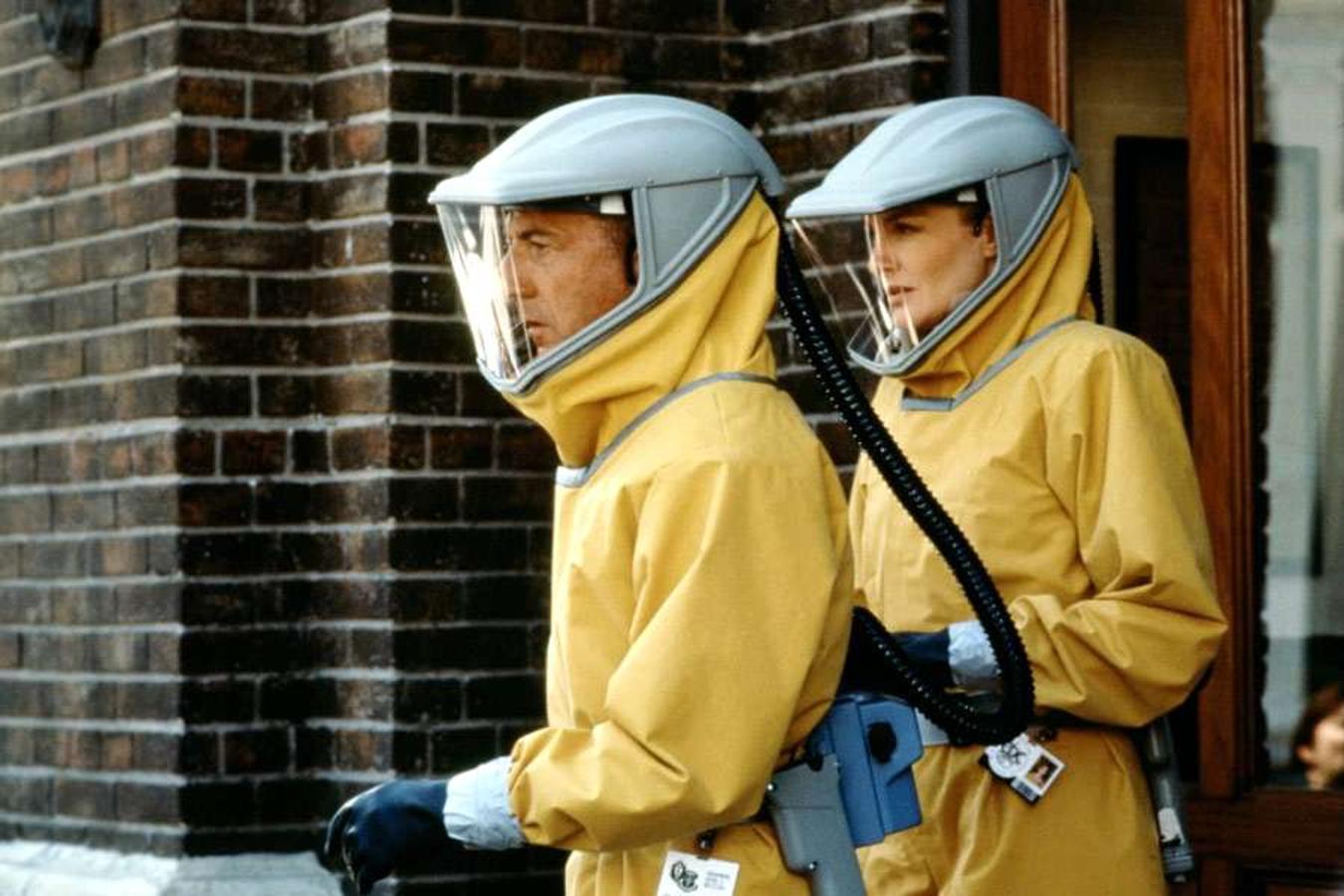 Dustin Hoffman, René Russo, Morgan Freeman y un mono se lían malamente con un virus calcado al del ébola y que viaja hasta Estados Unidos después de que el ejército americano intentara frenar la progresión de la enfermedad en África. Como pensamos que imaginar que las medidas de contención no contienen no es en el mensaje más tranquilizador que puedes recibir en este momento, te recomendamos que no la veas (al fin y al cabo Dustin Hoffman haciendo de militar/científico/héroe de acción tampoco es para tanto). Pero por si te pica la curiosidad y quieres ver a las estrellas noventeras de Hollywood enfrentándose a una pandemia con un outfit propio de la Casa de Papel, puedes alquilarla en la plataforma digital en Atres Player, Google Play Movies, Microsoft Store y Apple iTunes.