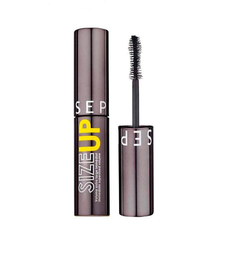 Su fórmula vegana ultra black tiene una textura cremosa, resultado de una mezcla de ceras fundentes y goma de acacia, lo que la hace una máscara ligera, suave que se desliza de forma rápida. También está enriquecida con esferas microvoluminizadoras, que combina de maravilla con el cepillo en forma de reloj de arena para que puedas darte capas sin miedo a que se formen grumos.  SizeUP de Sephora Collection  (12,95 €).