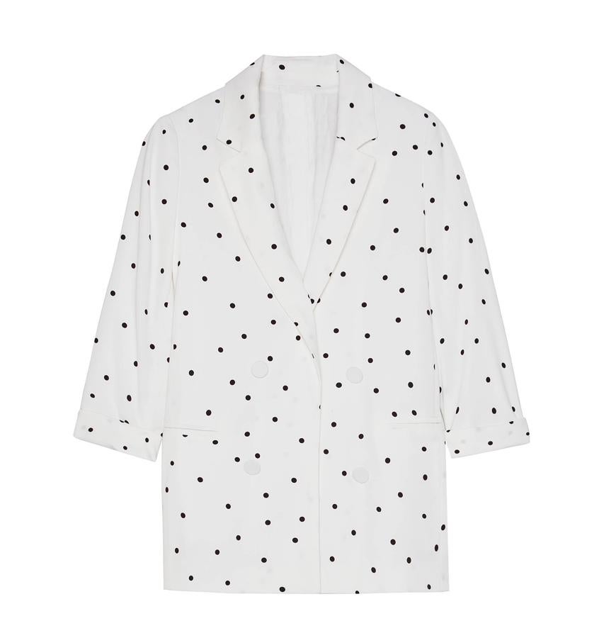Sobrecamisa blanca con botonadura cruzada y pequeños lunares en negro, 29,99 euros.