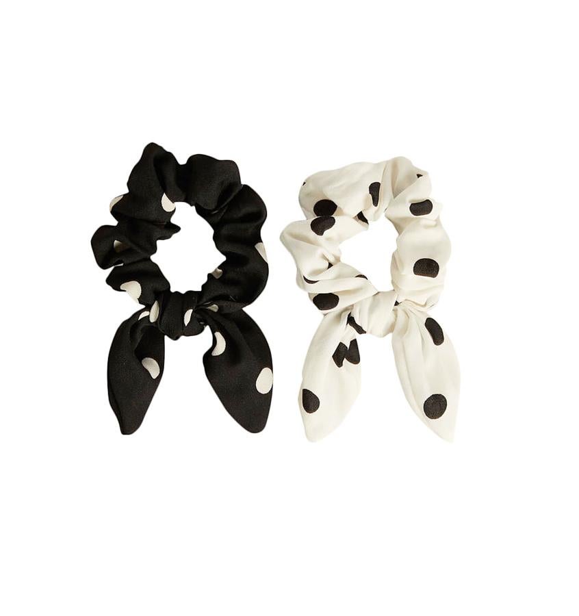 Set de dos coleteros en dos combinacones de lunares en blanco y negro, 5,99 euros.