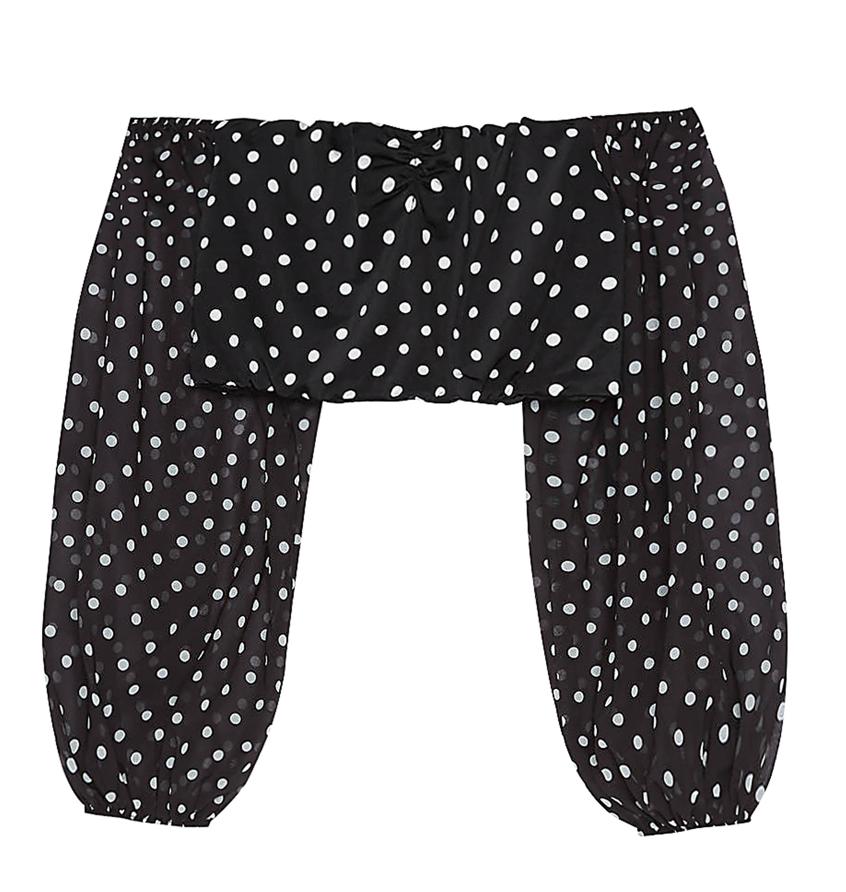 Top de lunares con escote bardot, 17,99 euros.