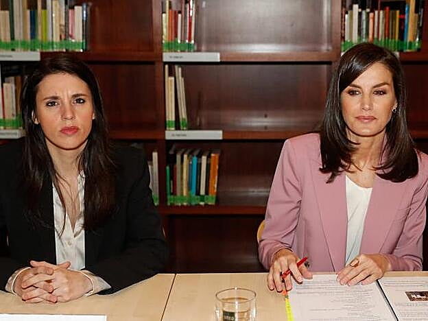 Irene Montero y doña Letizia durante el acto en el que compartieron debate hace menos de una semana.