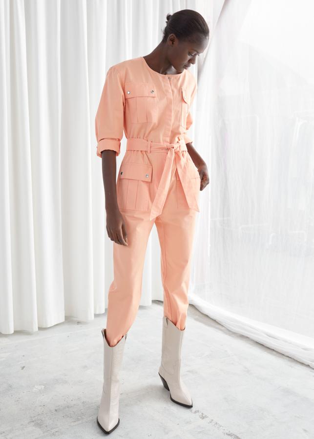 No sabemos qué nos gusta más de este mono, si su color naranja pastel o su forma amplia con bolsillos vistos. Costaba 99 euros y en las rebajas mid season se ha quedado en 54.