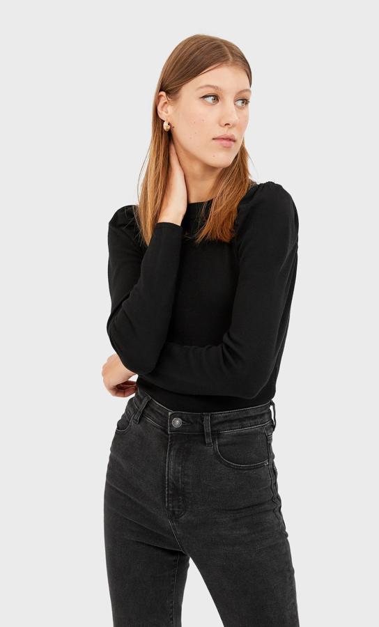 Jersey negro con mangas fruncidas (12,99 euros).