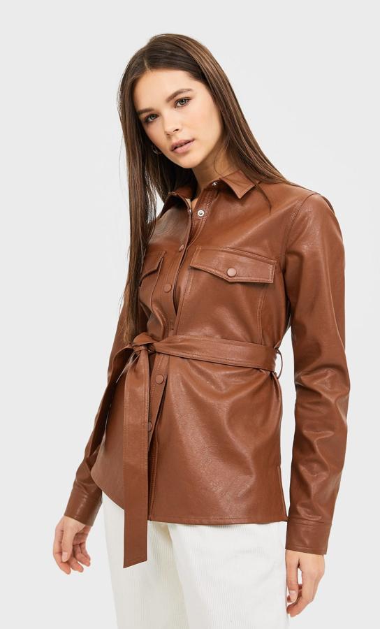 Sobrecamisa efecto piel marrón con cinturón (12,99 euros).