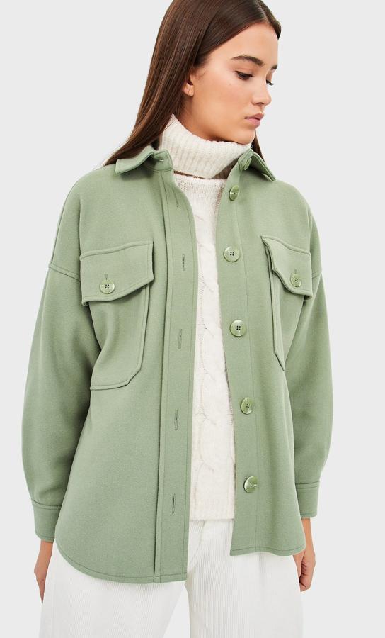 Sobrecamisa de paño verde menta (14,99 euros).