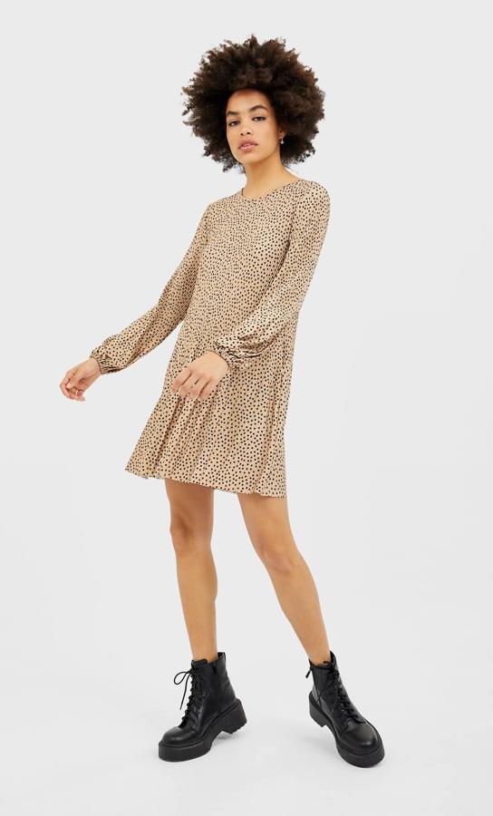Vestido mini en color beige estampado (8,99 euros).