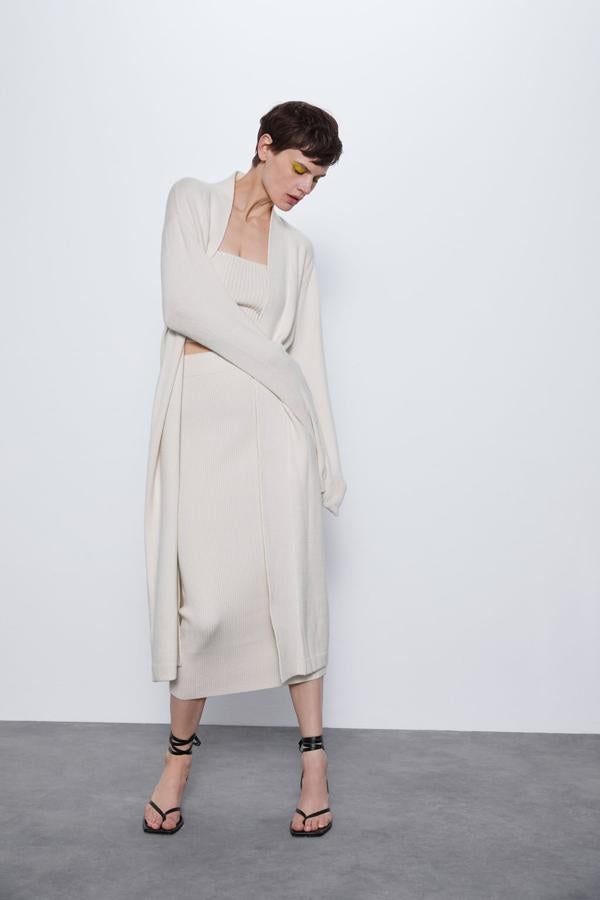 En su versión blanca, Zara también ha apostado por los acabados en rib, pero ha apostado por un diseño que dibuja una elegante solapa a lo largo de toda la prenda. Cuesta 39,95 euros, está disponible en las tallas S, M y L.