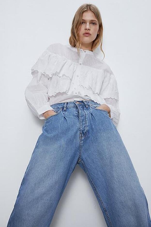 La camisa no tiene cuello de solapa