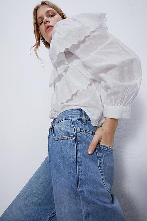 La camisa también tiene diseño con topos blancos.