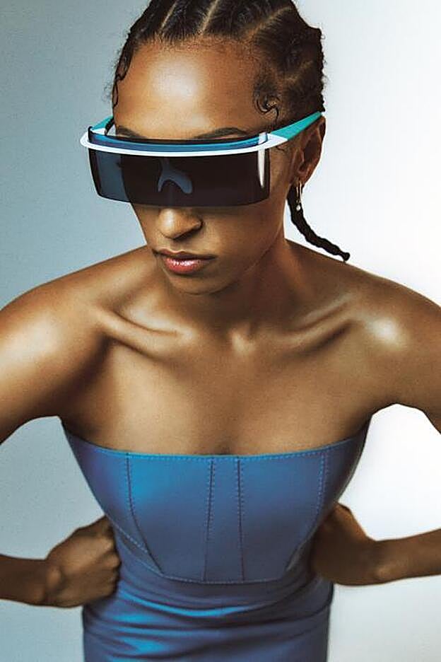 Top y falda de Givenchy, gafas de Pierre Cardin, pendientes de Lemoyne Concept.