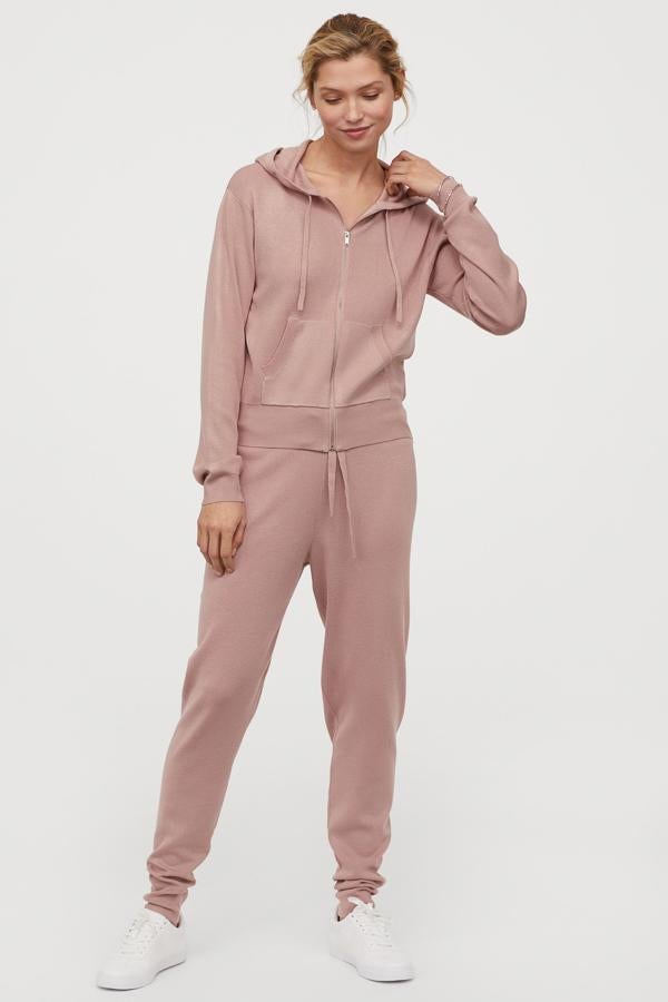 De nuevo tipo chándal aunque un poco más sport que la versión de Zara, este conjunto es de H&M y lo tienen en diferentes tonos. Aunque tenemos que reconocer que este rosa empolvado es el que más nos gusta.