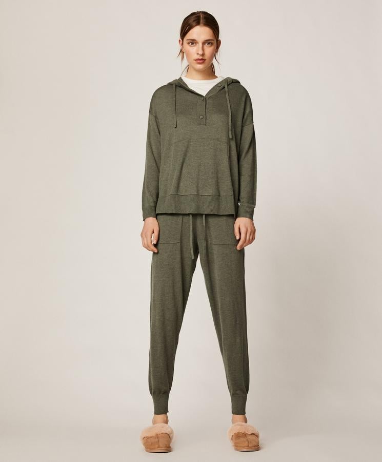 En Oysho no se complican la vida con el diseño y apuestan por la comodidad. Pero siempre incluyen detalles especiales como estos botones en la parte de arriba de este conjunto verde caqui.